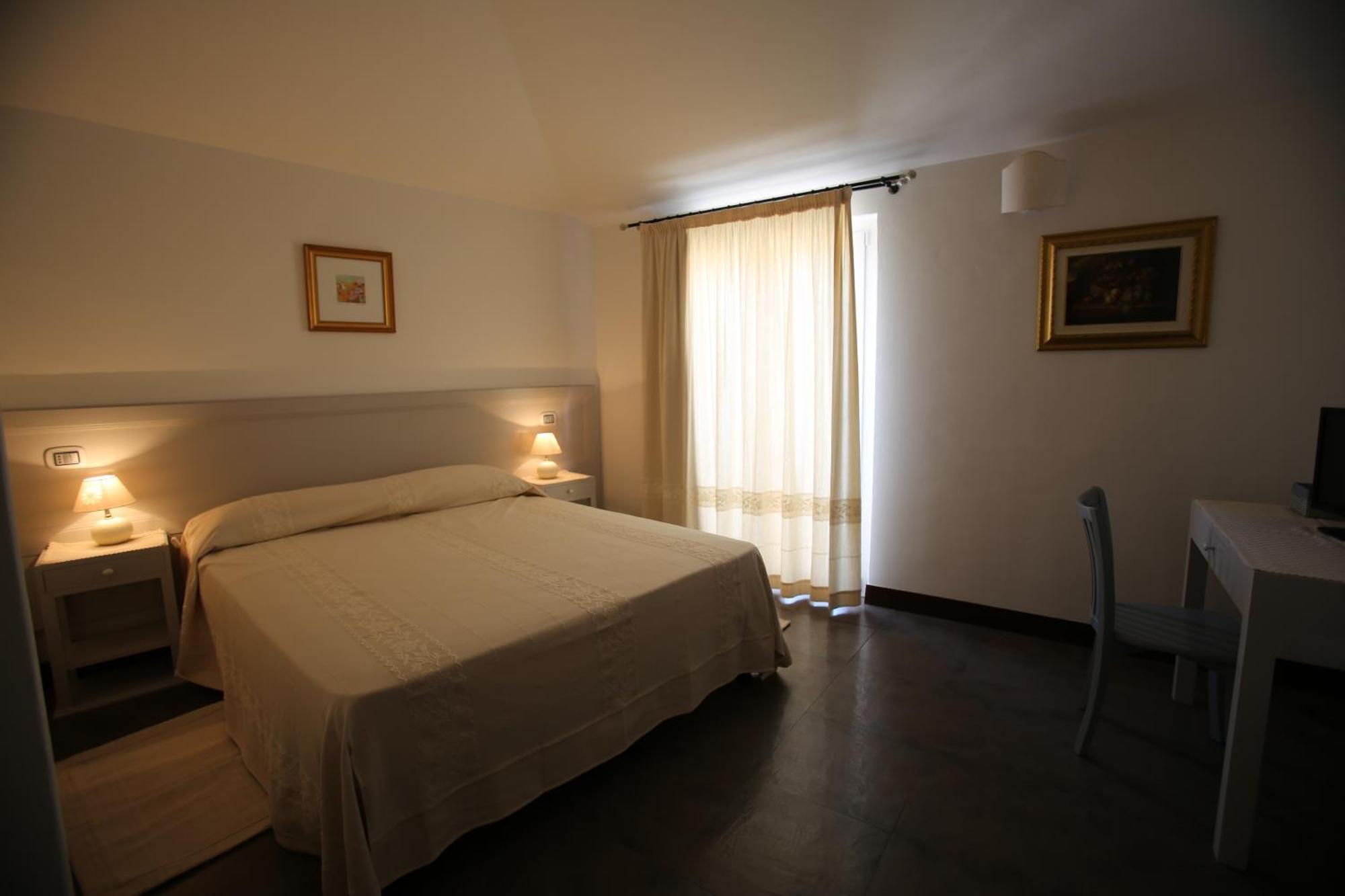 Albergo Residenziale La Corte ตอร์โตลี ภายนอก รูปภาพ