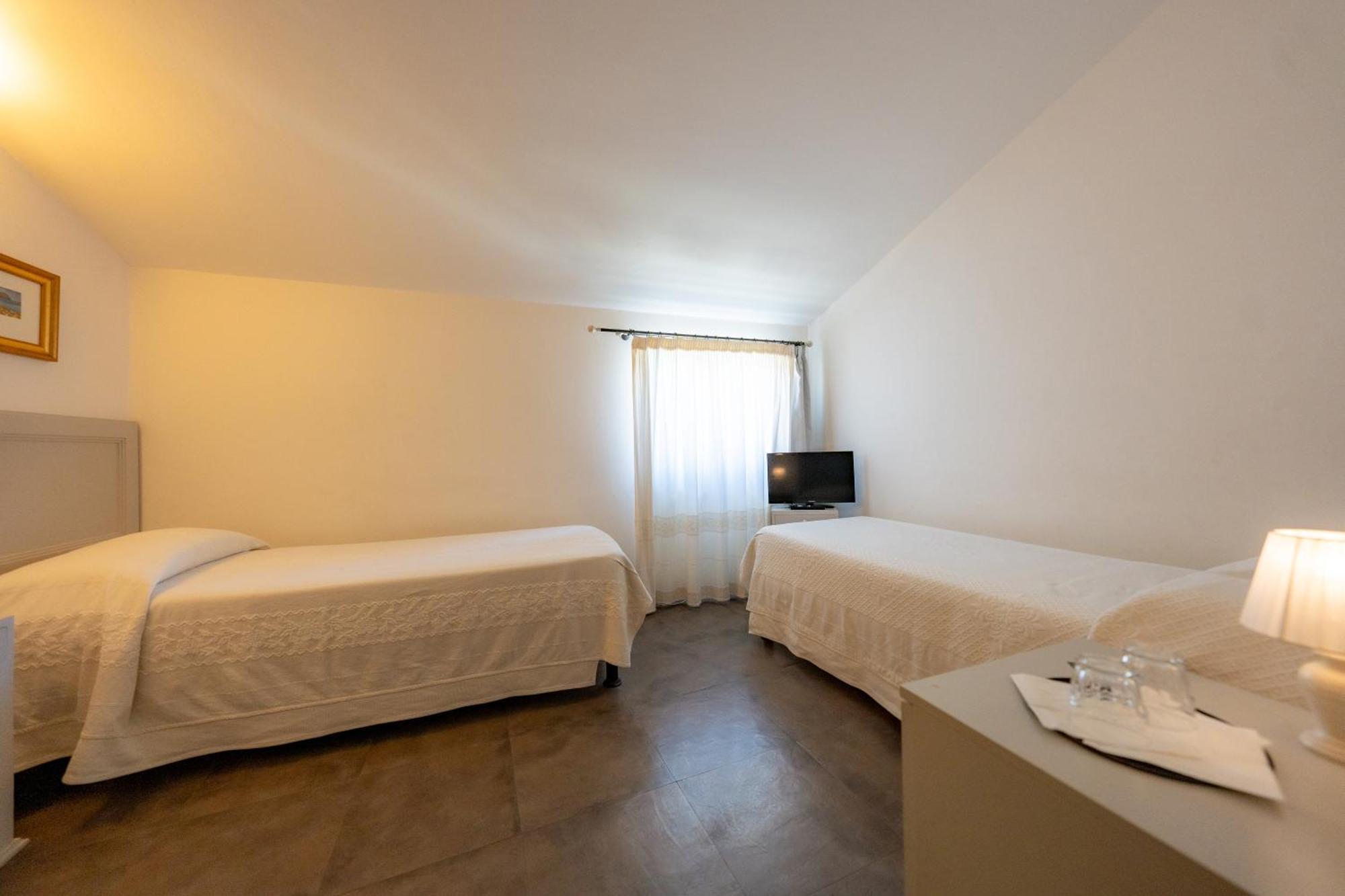 Albergo Residenziale La Corte ตอร์โตลี ภายนอก รูปภาพ