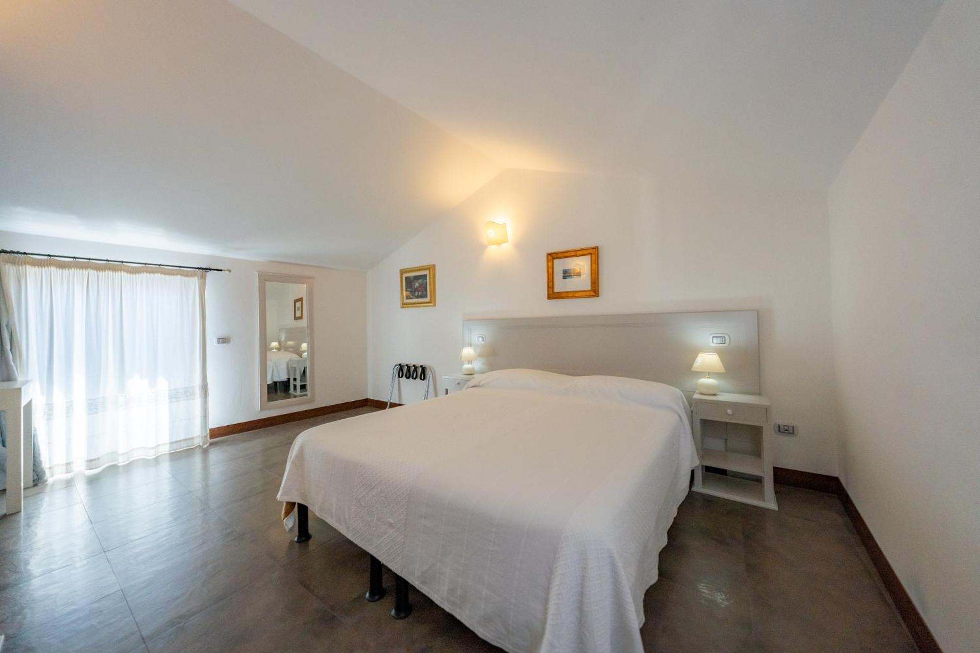 Albergo Residenziale La Corte ตอร์โตลี ภายนอก รูปภาพ