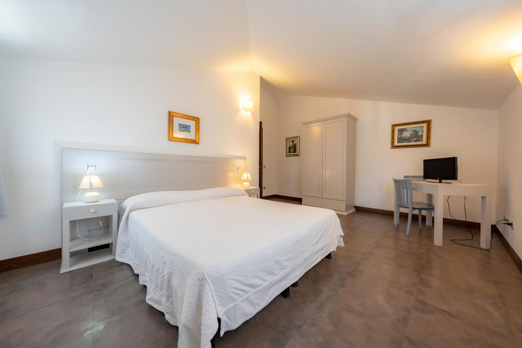 Albergo Residenziale La Corte ตอร์โตลี ภายนอก รูปภาพ