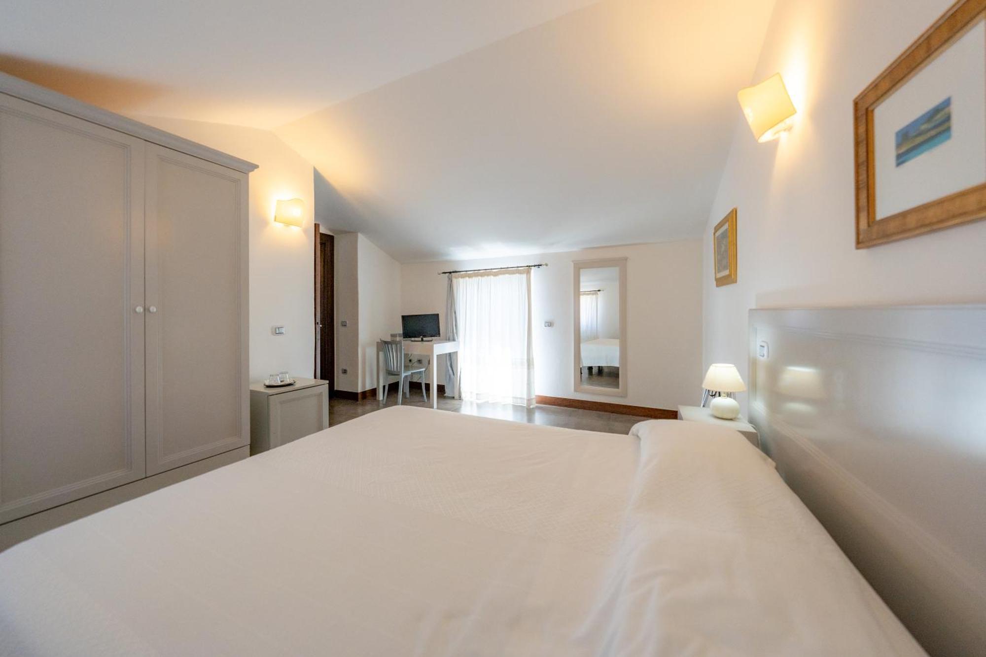 Albergo Residenziale La Corte ตอร์โตลี ภายนอก รูปภาพ