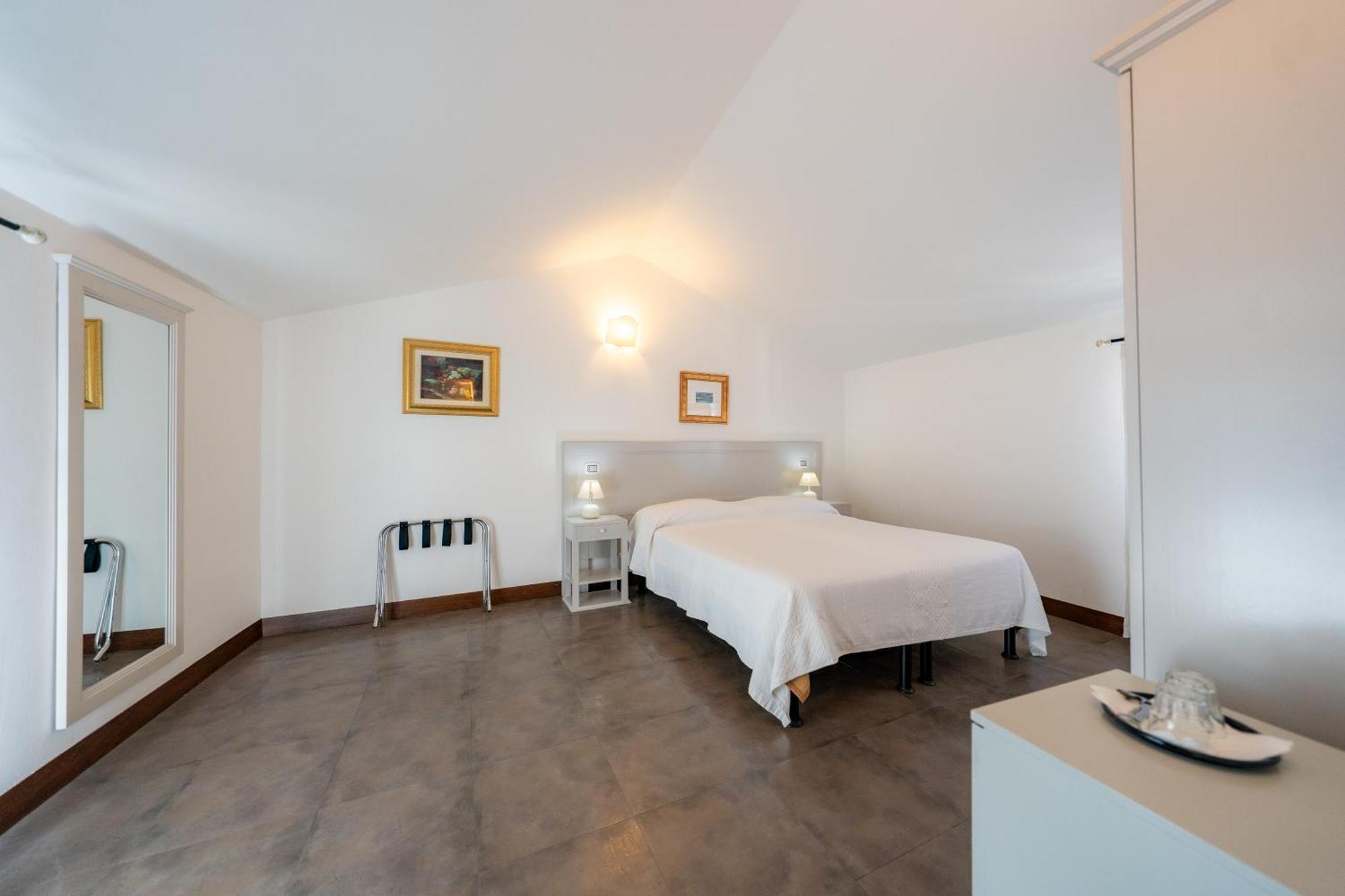 Albergo Residenziale La Corte ตอร์โตลี ภายนอก รูปภาพ