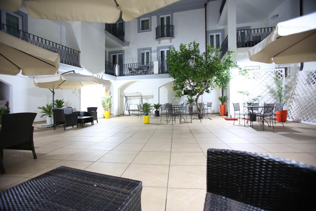 Albergo Residenziale La Corte ตอร์โตลี ภายนอก รูปภาพ
