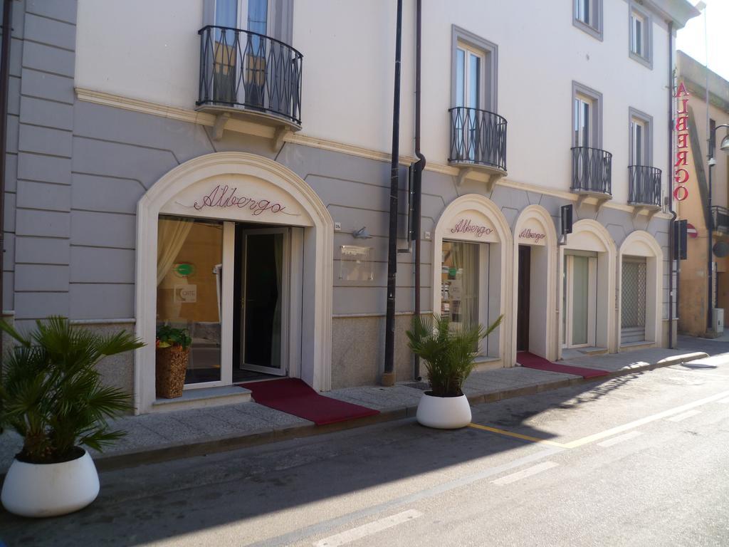Albergo Residenziale La Corte ตอร์โตลี ภายนอก รูปภาพ