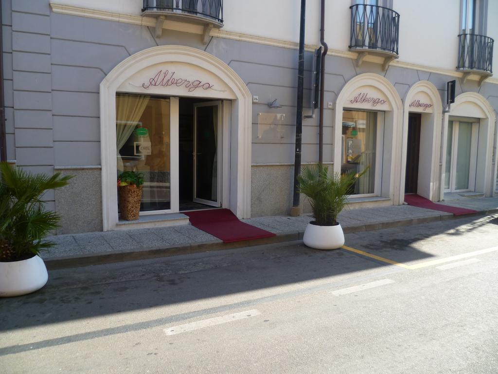 Albergo Residenziale La Corte ตอร์โตลี ภายนอก รูปภาพ